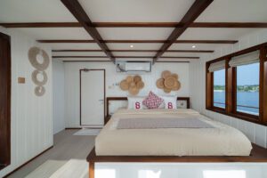 Master Cabin Santorini 2 Le Costa Liveaboard